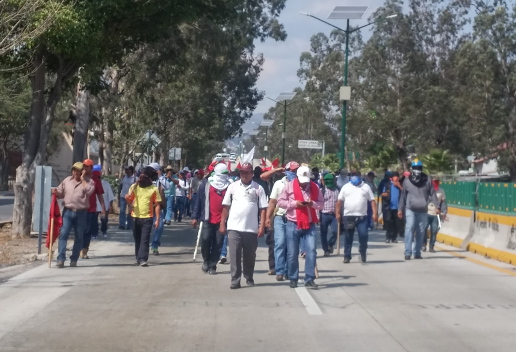 Los maestros tomaron dos de los cuatro carriles. 