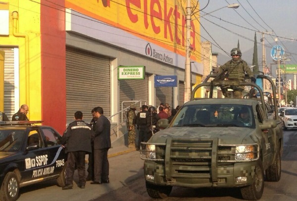 Dos personas murieron en un asalto ocurrido en la tienda Elektra en Ecatepec.