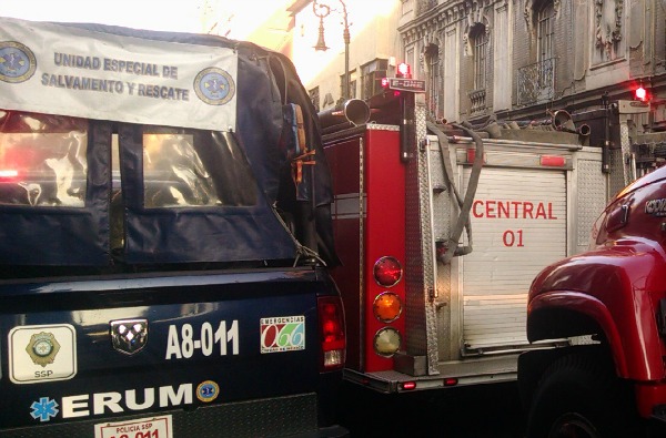 Elementos del cuerpo de Bomberos del Distrito Federal controlaron dos conatos de incendios de la Biblioteca de México José Vasconcelos y en las oficin