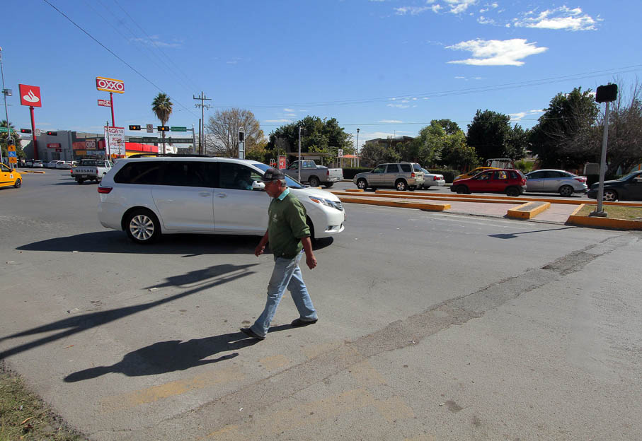 Faltan líneas de tránsito en las calles de Torreón. 
