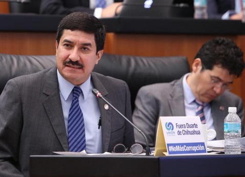 El senador del PAN, Javier Corral, protestó con una pancarta y con material impreso en su escaño por la presencia del gobernador de Chihuahua, César D