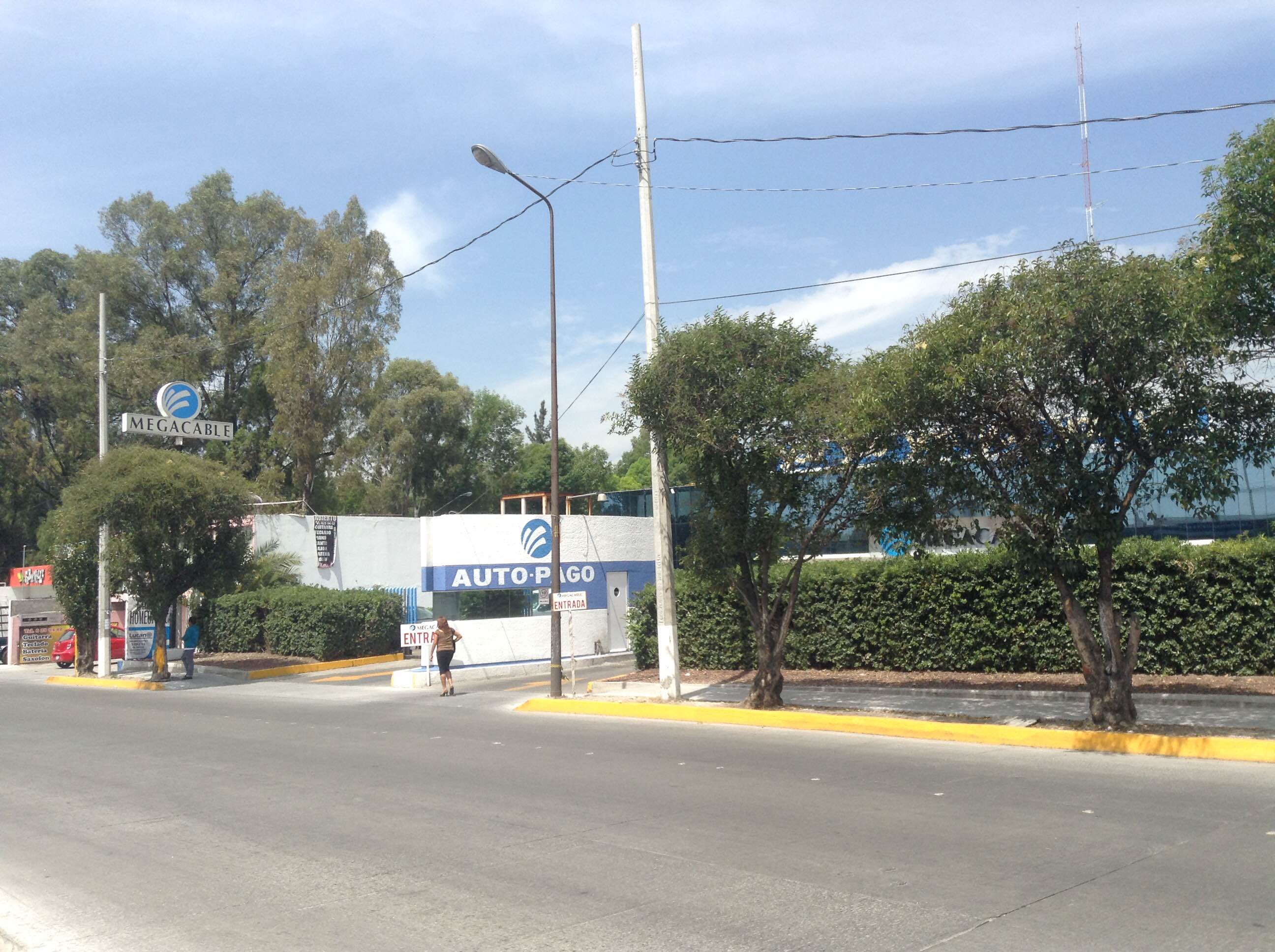 La universidad busca hacer una plaza para servicios médicos y jurídicos. 