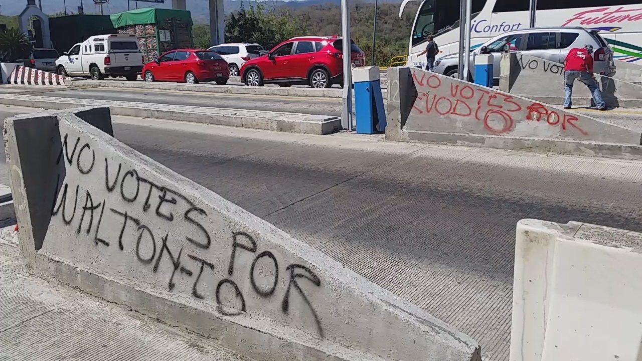 Maestros realizaron pintas en las garitas de cobro de la caseta La Venta.