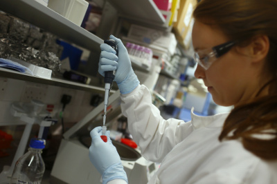 Una investigadora trabaja en una vacuna contra el ébola en un laboratorio en Oxford.