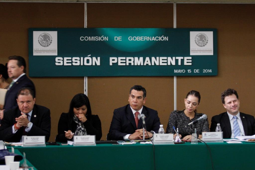 El diputado con licencia, Alejandro Moreno Cárdenas (al centro) fue elegido como candidato del PRI a la gubernatura de Campeche. 