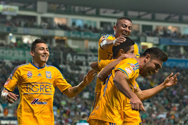 Jugadores de Tigres, celebrando la anotación de Rivas ante León