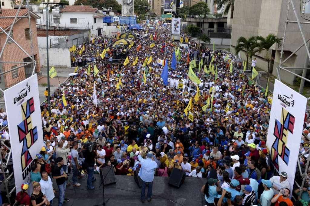 Los opositores del presidente venezolano, Nicolás Maduro, asisten a una manifestación en Caracas.