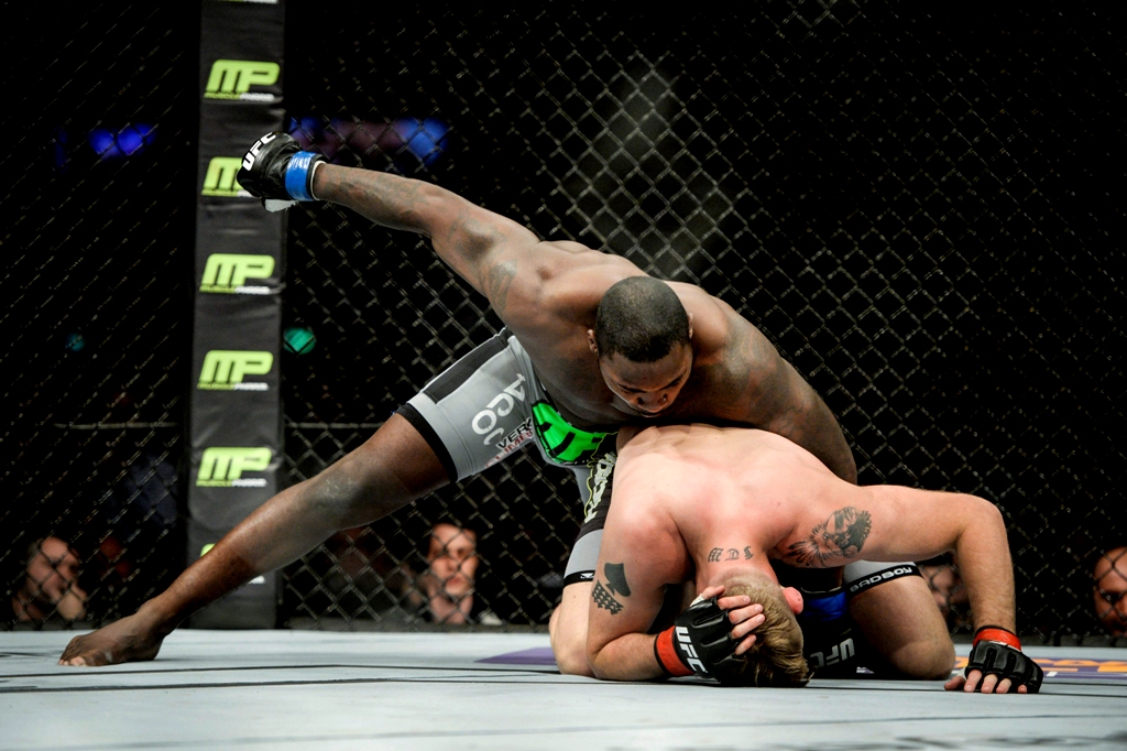 'Rumble' Johnson derrotó a Alexander Gustaffson