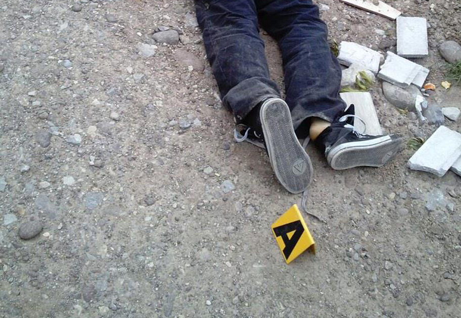 El cadáver pertenece a un hombre de aproximadamente 35 años de edad, vestía pantalón de mezclilla color azul, sudadera blanca y tenis negros.