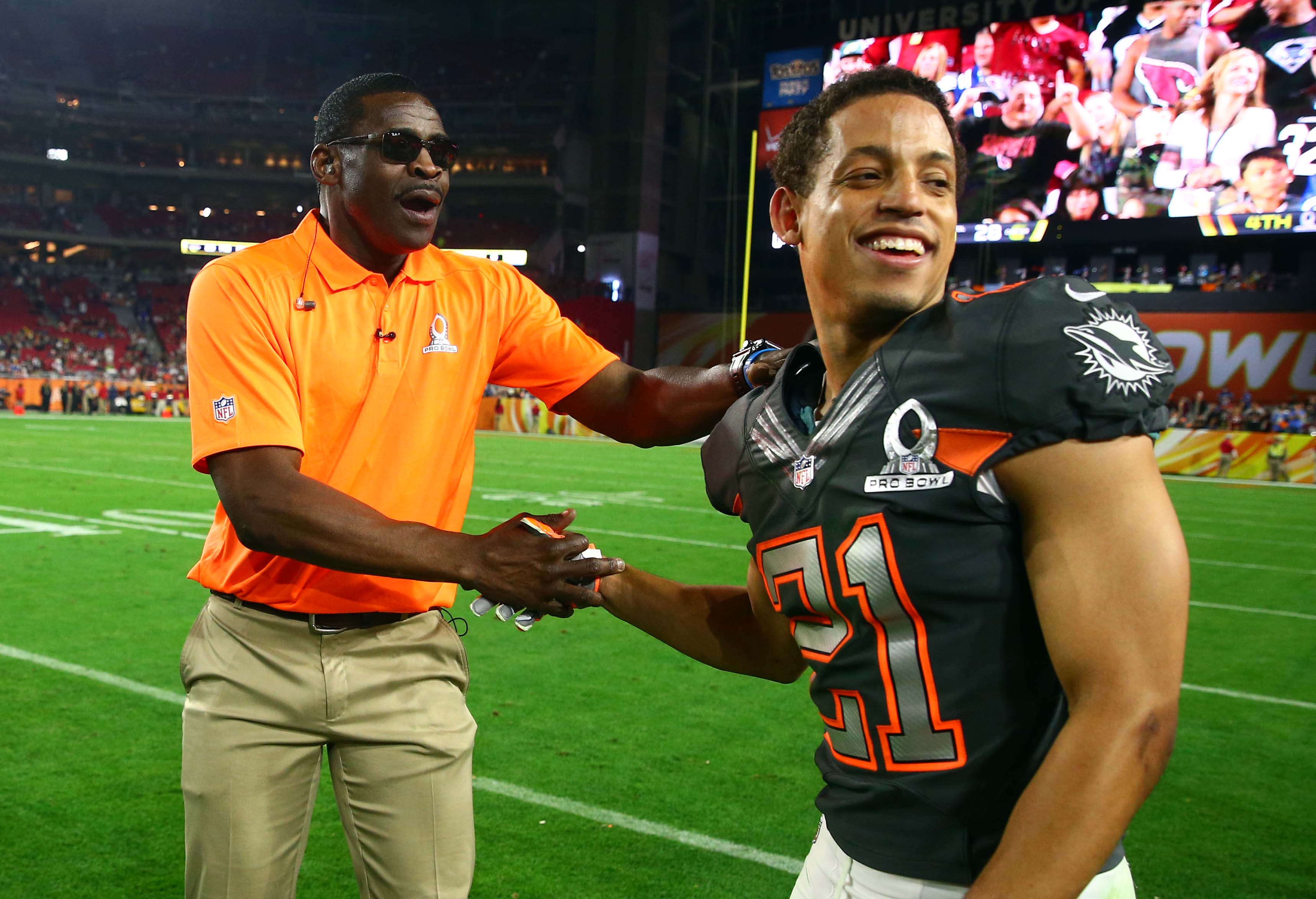 Michael Irvin felicita al esquinero Brent Grimes durante el Pro Bowl