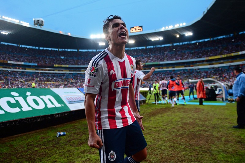 Omar Bravo celebra su gol 