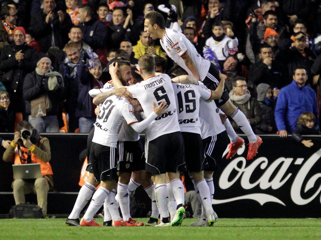 Valencia celebra tras anotarle al Sevilla