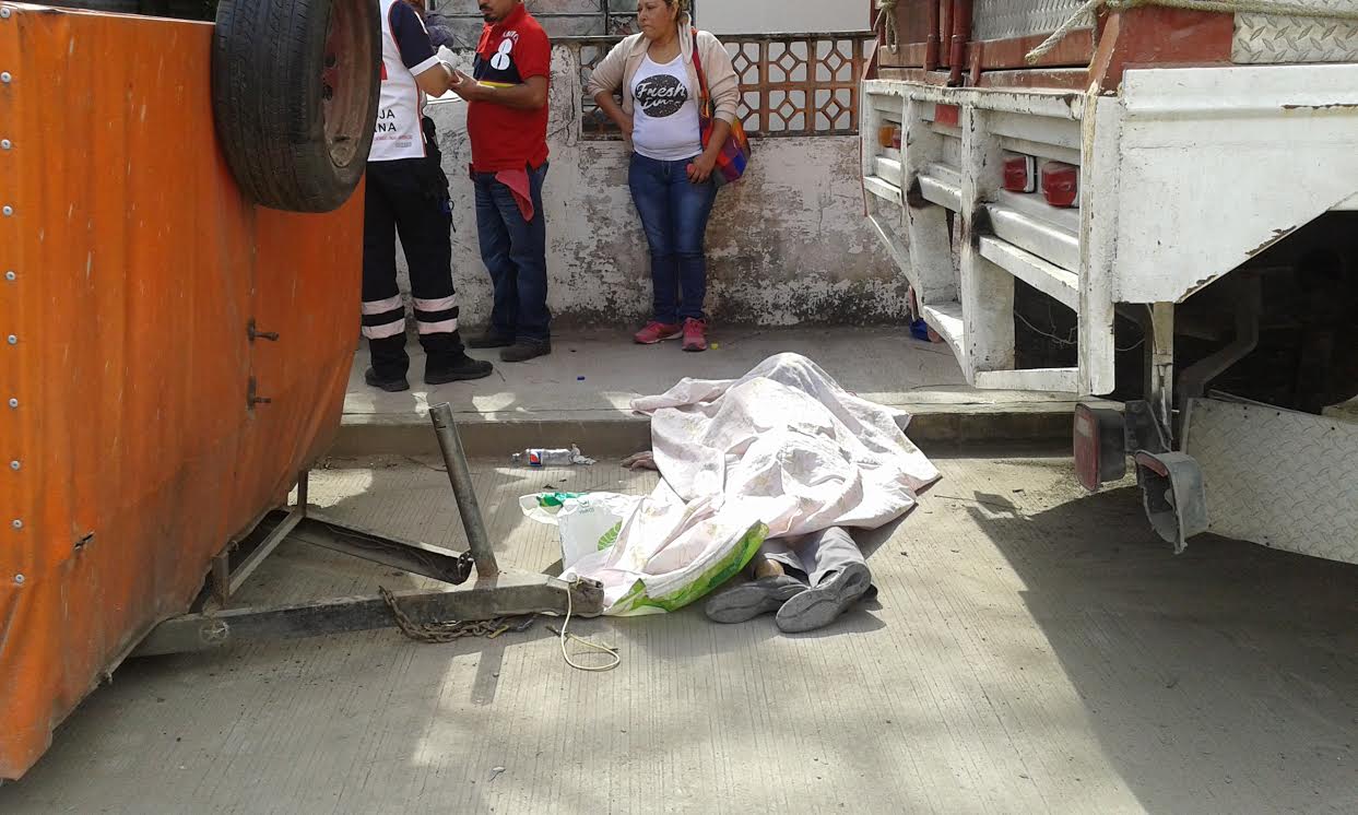 El cuerpo de la víctima quedó a unos metros de su vivienda.
