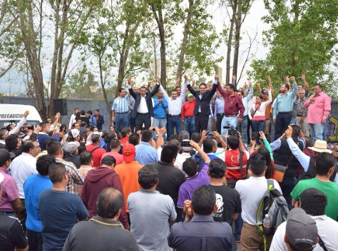 En la explanada del estadio José María Morelos y Pavón, trabajadores del volante manifestaron su apoyo al perredista Silvaro Aureoles para la gubernat