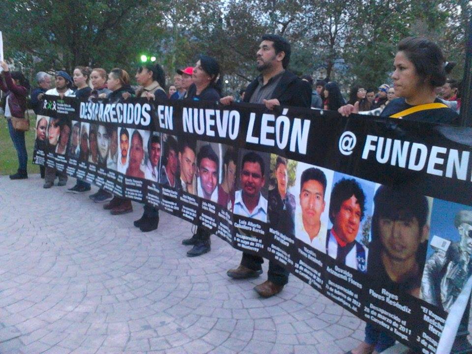 La organización FundeNL encabeza la marcha. 