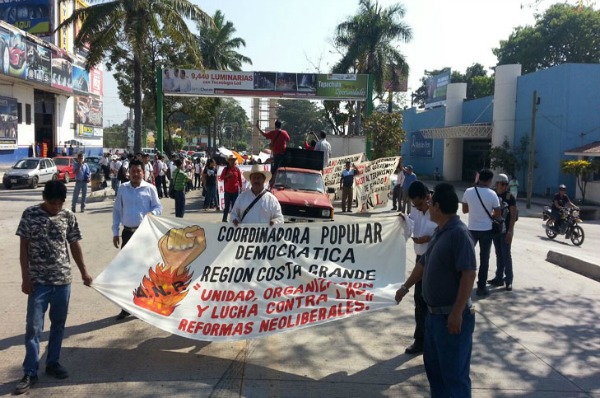Maestros de la CNTE, estudiantes y organizaciones sociales marcharon hoy en Chiapas como parte de la jornada para exigir la aparición de los 43 normal