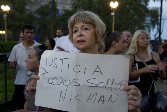 Una manifestante reclama justicia en el caso de la muerte del fiscal Nisman, hoy, en la plaza de Mayo de Buenos Aires