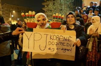Manifestantes kurdos celebran la victoria sobre los yihadistas del EI en Kobane en la ciudad de Diyarbakir, en el sureste de Turquía 