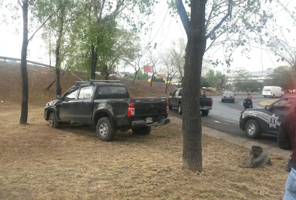 La persona que conducía perdió el control y terminó chocando en contra de un árbol en Lázaro Cárdenas. 