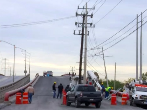 Retiran postes de puentes en Apodaca. 