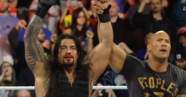 Roman Reigns festeja con The Rock la victoria en la batalla Real