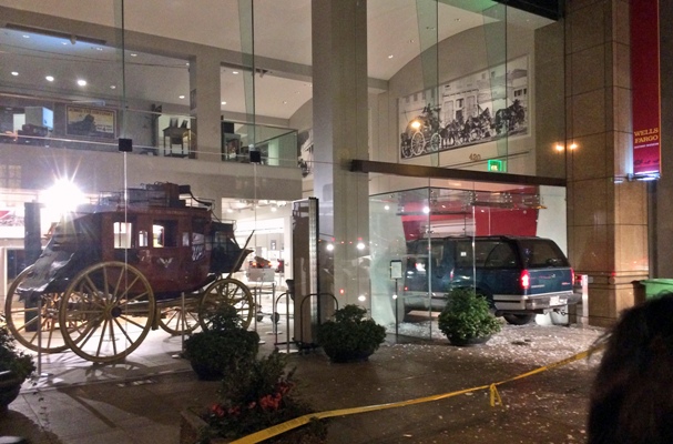 Una grúa trataba de sacar la Chevrolet Suburban verde con la que rompieron la puerta del edificio.