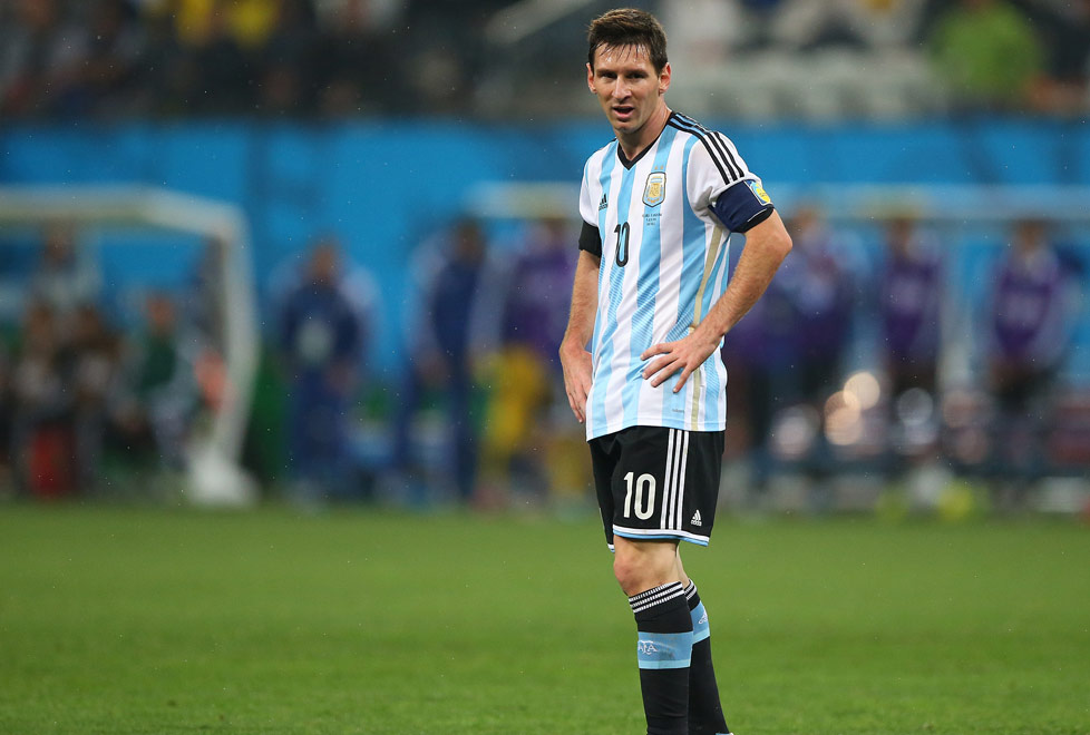 Lionel Messi: El argentino fue muy criticado durante el mundial de Brasil porque en lugar de ser él quien cargara con el peso del equipo, el encargado