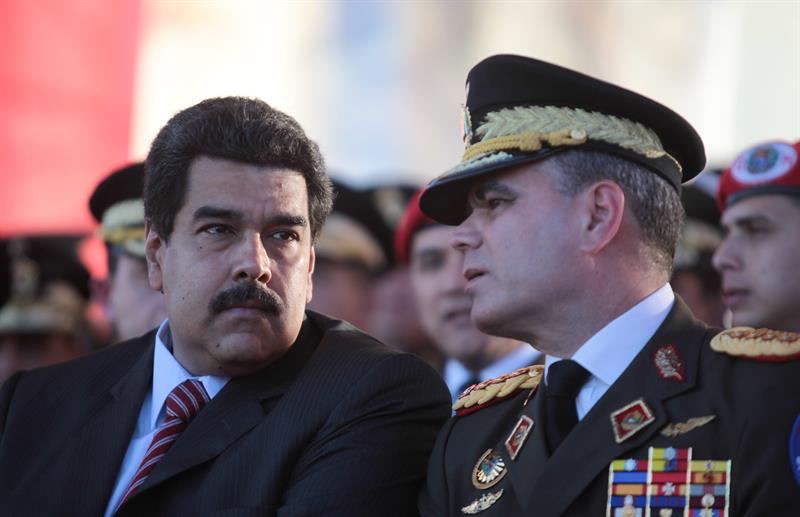 Nicolás Maduro (i), junto al ministro de la Defensa, Vladimir Padrino López, durante un acto militar hoy en Caracas