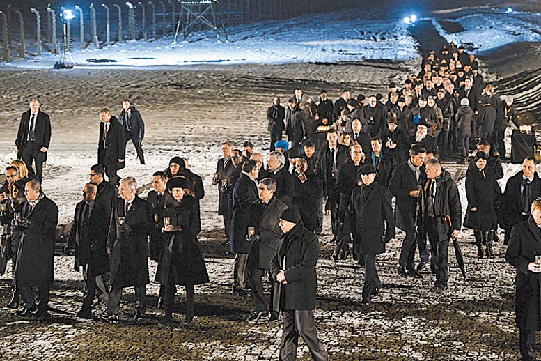 Ceremonia en el mayor campo de nazis. 