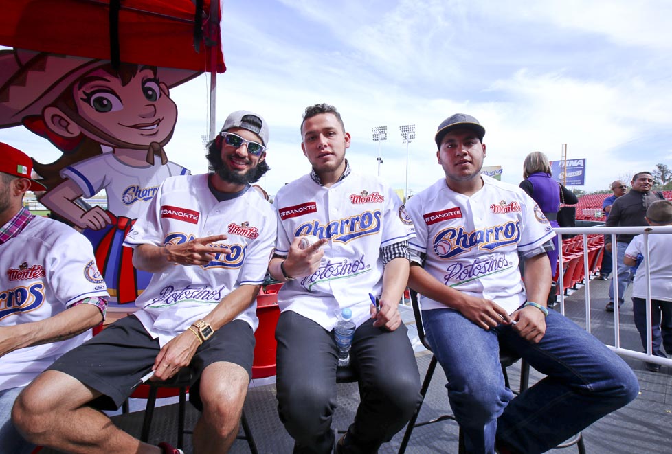 Charros realiza firma de autógrafos 