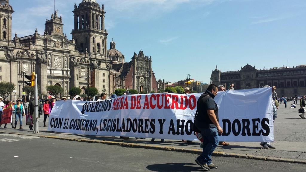 Defraudados por Ficrea se manifestan en el Zócalo de la Ciudad de México