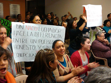 El panista recibió apoyo con mensajes en pancartas.