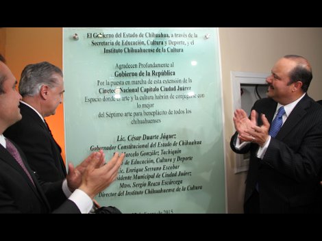El gobernador César Duarte y el alcalde de Juárez, Enrique Serrano develaron una placa para agradecer al gobierno federal su apoyo.