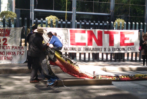 Integrantes de la sección 22 de la CNTE protestan contra el informe de la PGR sobre el destino de los normalistas de Ayotzinapa desaparecidos.