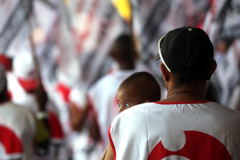 Una madre y su hijo, en una protesta contra las medidas de ajuste en la economía brasileña, hoy en Brasilia