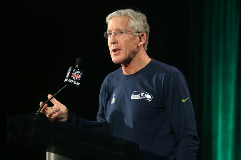  Pete Carroll, coach de los Halcones Marinos en una conferencia de prensa 