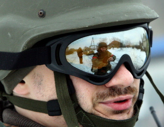 Un soldado ucraniano del batallón de Donbass patrulla con otros compañeros en un pueblo del distrito de Lysychansk, en Lugansk 