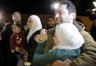Anwar Tarawneh (d), la mujer del piloto jordano en poder del EI, es consolada por un familiar al oir las nuevas amenazas de los yihadistas