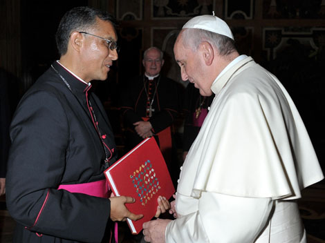 El acto de entrega fue registrado en un periódico de El Vaticano.