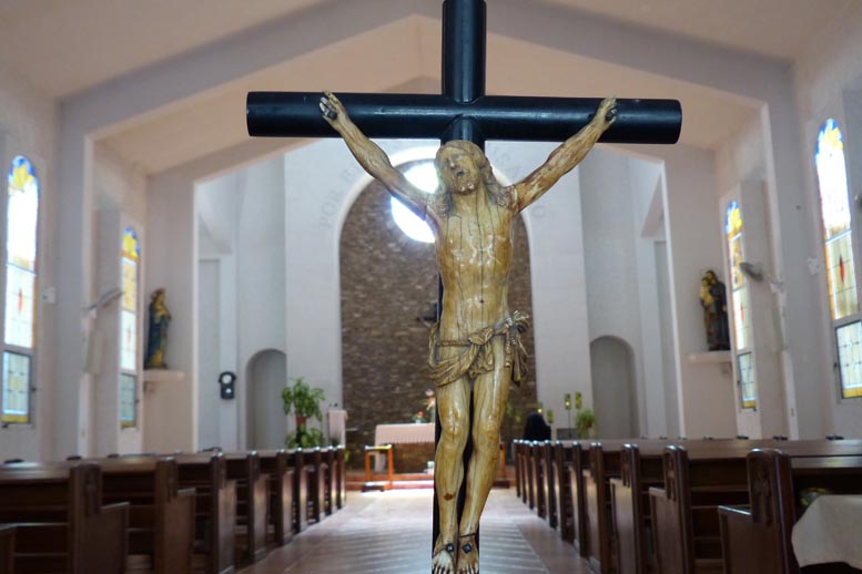 La escultura es una talla de origen indoportugués trabajada entre los siglos XVII y XVIII. 