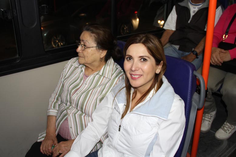 La panista viajó en el transporte a invitación de simpatizantes.