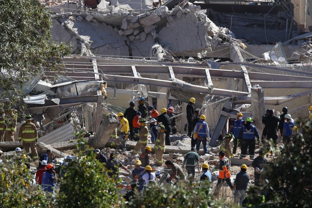 Las labores en el lugar de la explosión continúan para buscar a más personas entre los escombros.