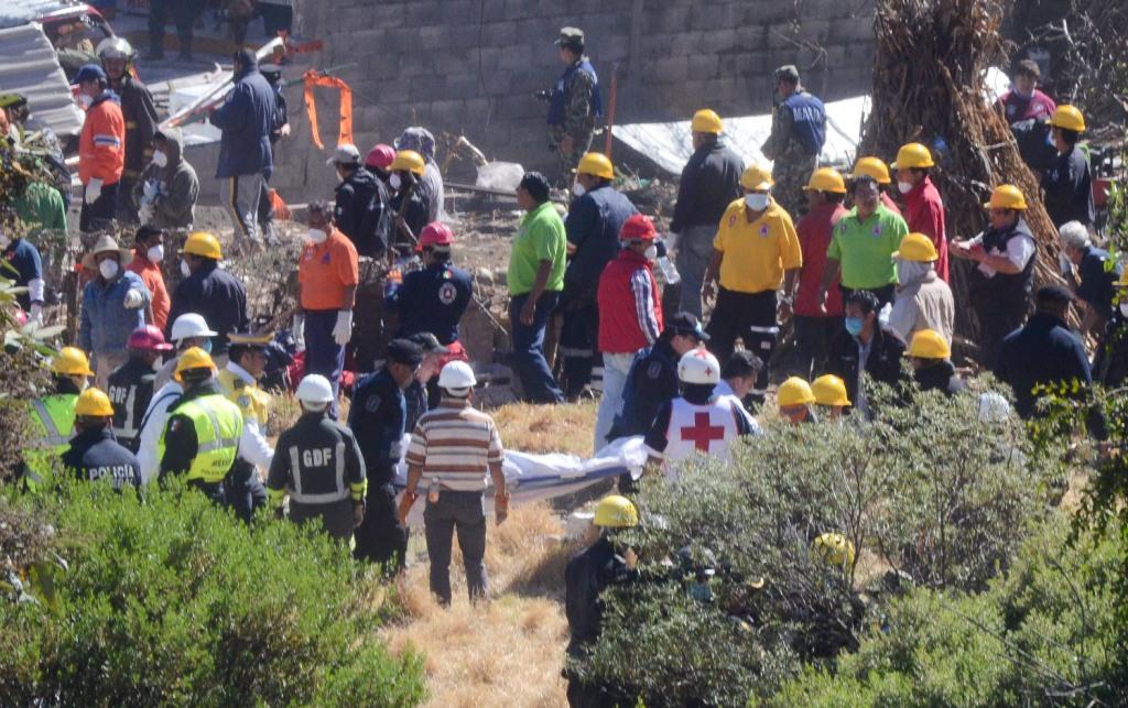 Los tres operadores de la pipa que explotó se encuentran hospitalizados y en calidad de detenidos.