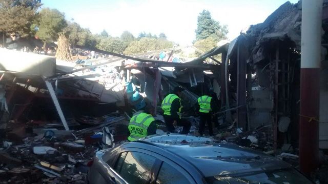 La Policía Federal participa en la búsqueda de sobrevivientes en los escombros.