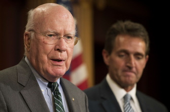 Los senadores Patrick Leahy (i), demócrata por Vermont, y Jeff Flake (d), republicano por Arizona, durante la conferencia de prensa
