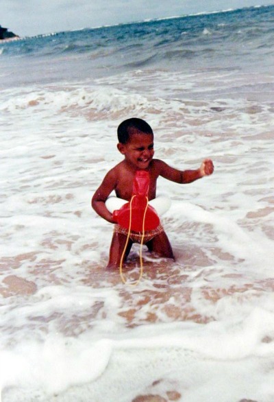 La Casa Blanca tuiteó esta foto del presidente Barack Obama cuando era niño, como parte de una campaña para fomentar la adquisición de cobertura médic