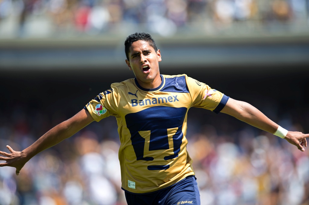 David Izazola celebrando un gol con Pumas 