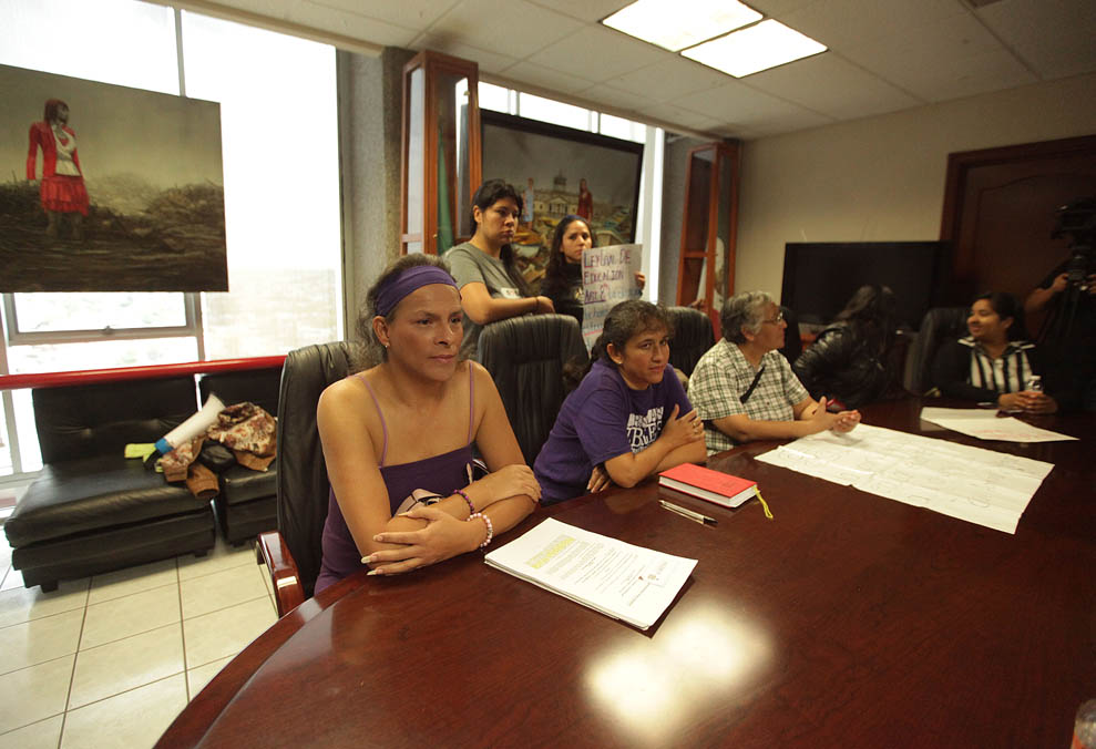 Maestra transexual acude a reunión con Secretaría de Educación