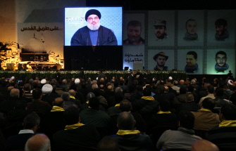 Seguidores de Hezbolá escuchan el discurso televisado de su jefe, Hasan Nasralá, hoy en Beirut