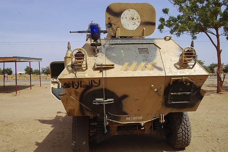 Un tanque utilizado por el grupo terrorista Boko Haram, incautado por el ejército nigeriano en Maiduguri, Nigeria